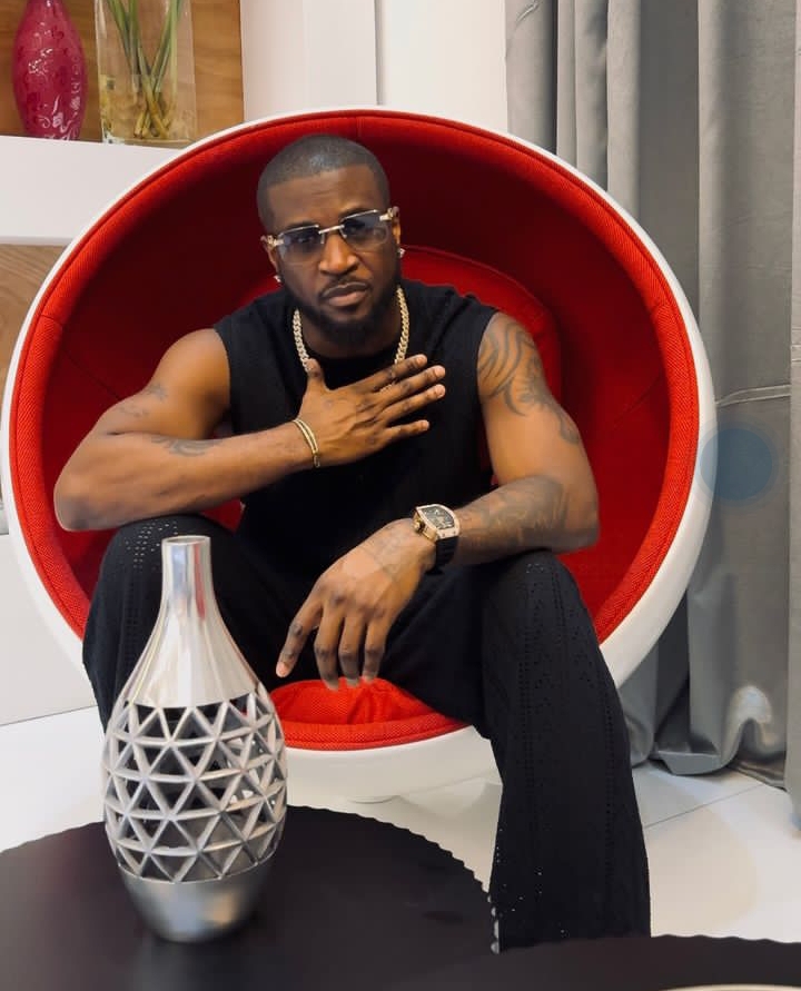 A picture of Peter Okoye in black 