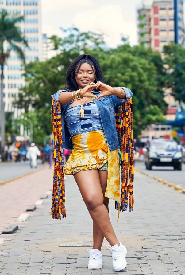 Yemi Alade portraying the peace and love sign