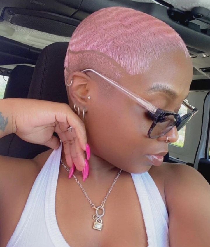 Pink low-cut hairstyle 